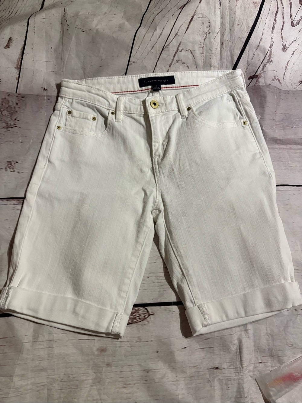 Tommy Hilfiger women’s 2 White Rolled-Cuff Bermuda Shorts
